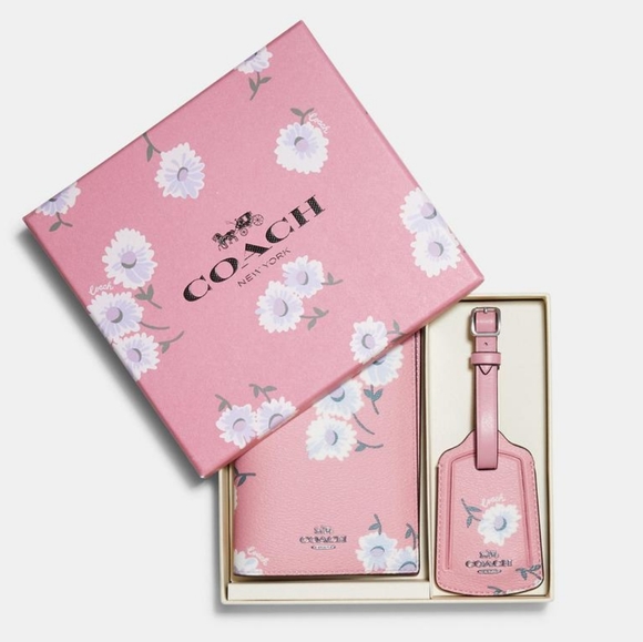 Coach passport holder and luggage tag Clearance